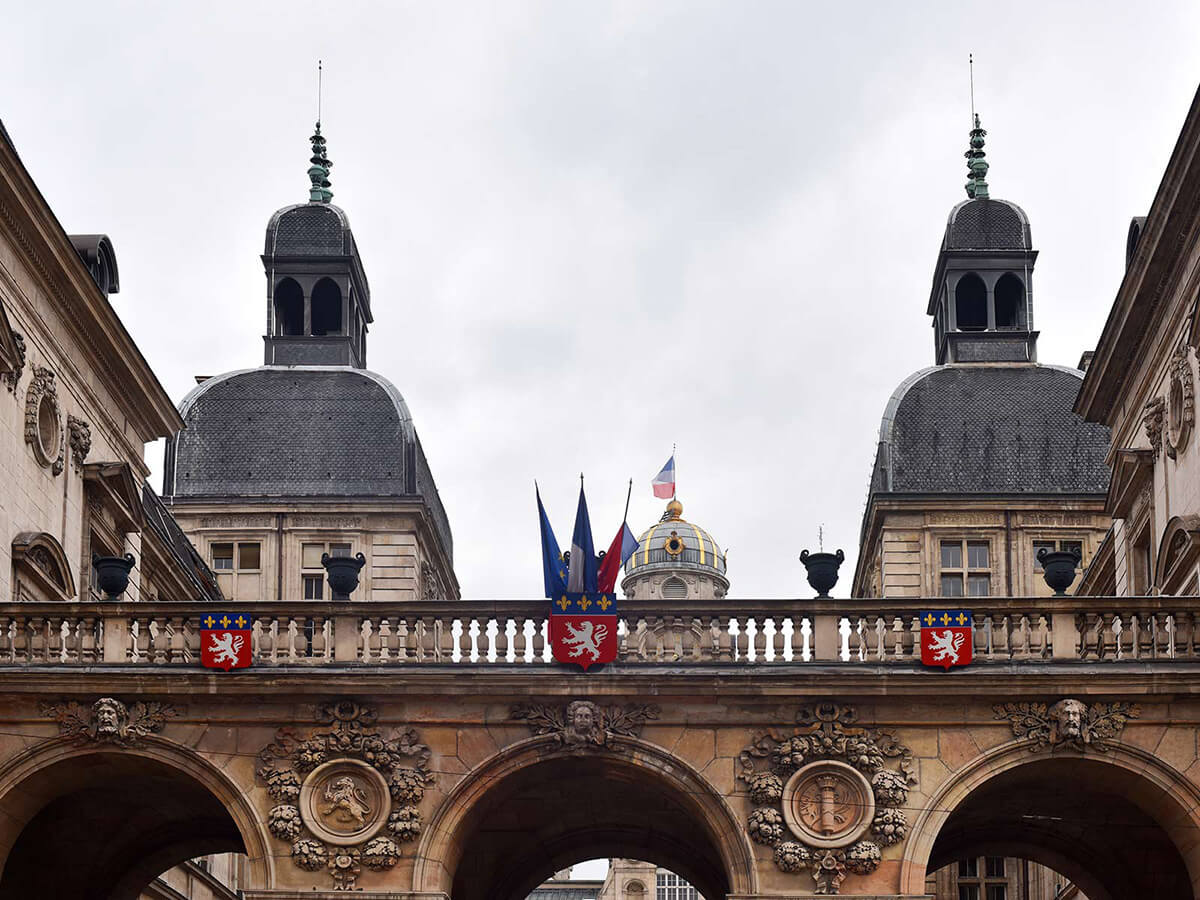 Deux paratonnerres installés en haut de deux tours