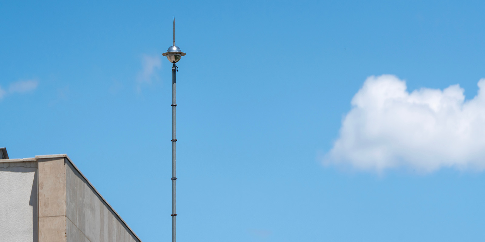 Un paratonnerre installé sur le toit plat d'un immeuble