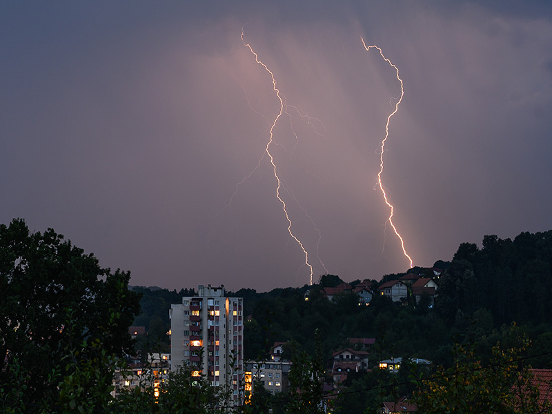 Deux éclairs qui tombent durant le crépuscule