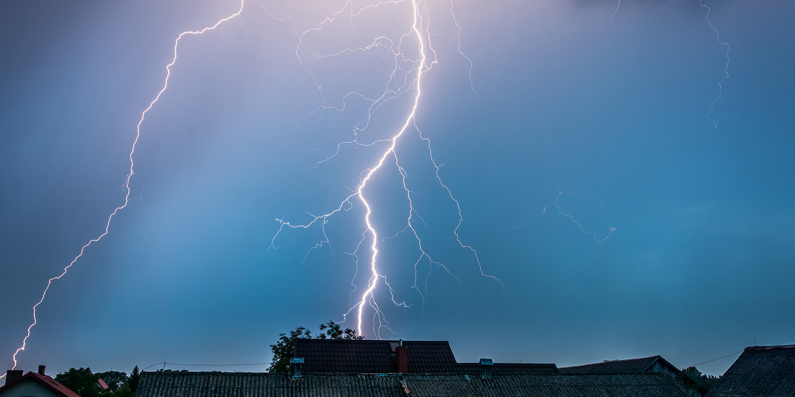 La foudre qui s'abat sur des maisons