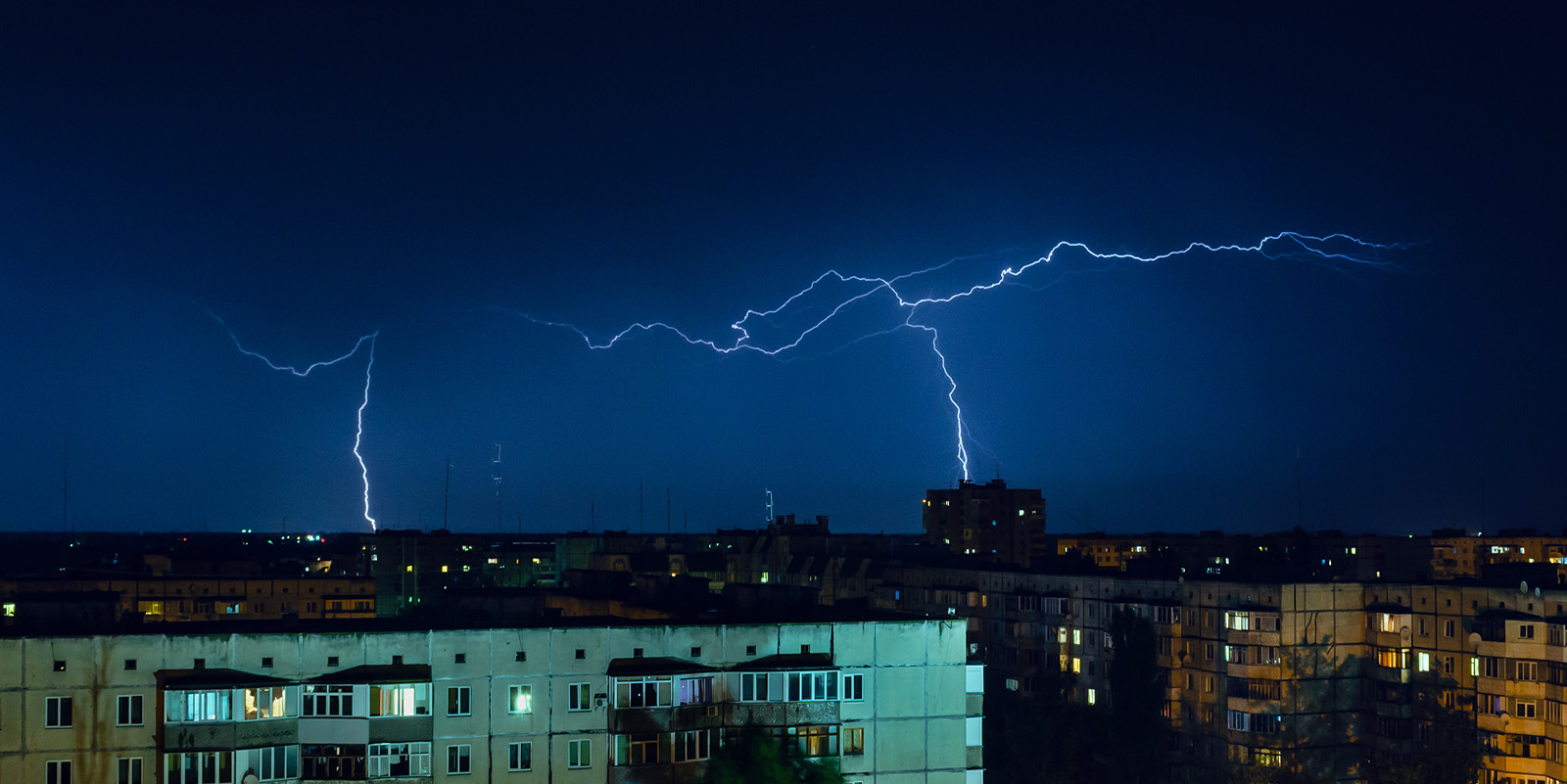 La foudre qui s'abat sur une ville durant la nuit