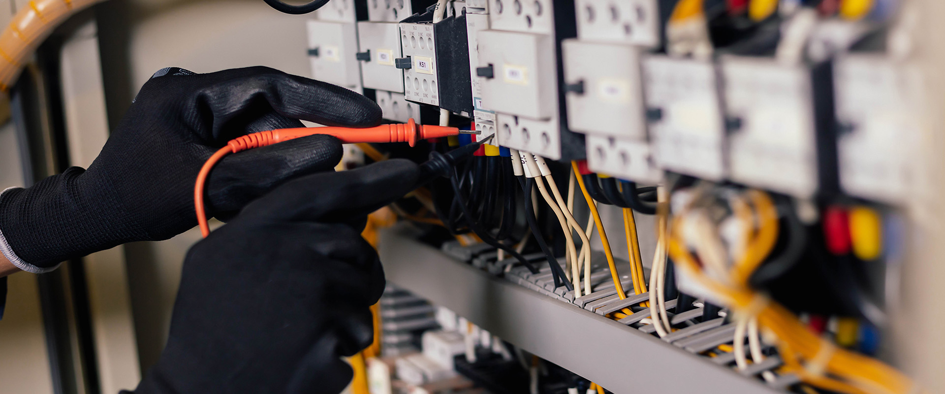 Un professionnel en train de travailler sur l'installation d'un parafoudre