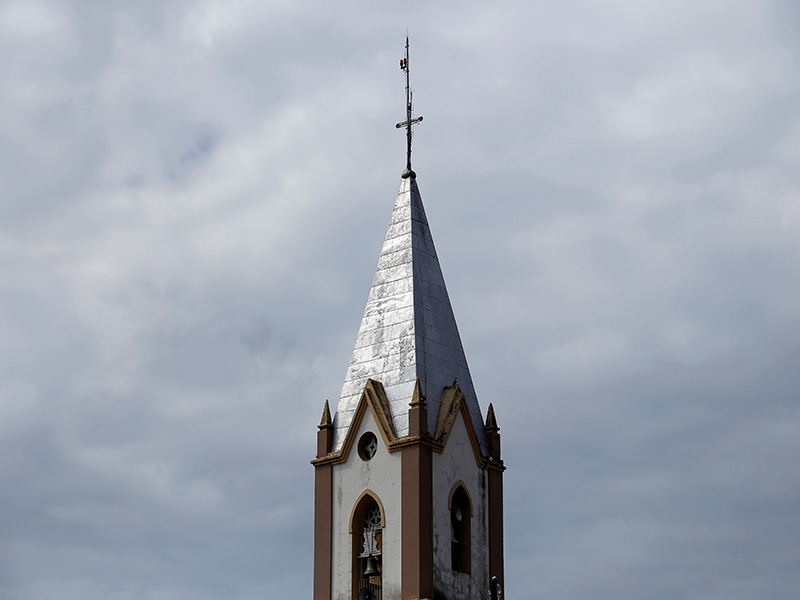 Paratonnerre installé sur le toit d'une église